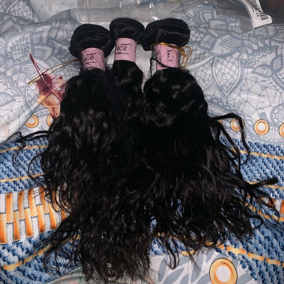 Selling 3 bundles ! In style water wave w/ closure - Picture 1 of 4
